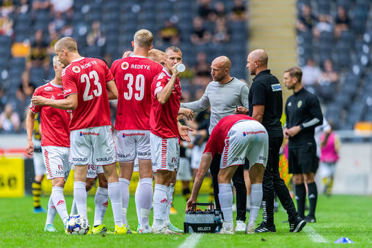 Kalmars tränare Henrik Rydström pratar med spelarna vid