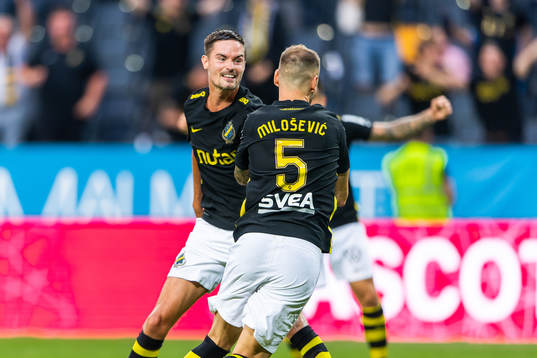 s Alexander Milosevic gör 1-0 och jublar med Mikael Lustig