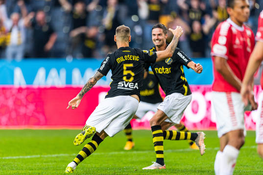 s Alexander Milosevic gör 1-0 och jublar med Mikael Lustig