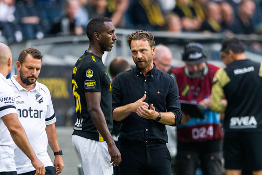 s Henok Goitom pratar med tränare Bartosz Grzelak