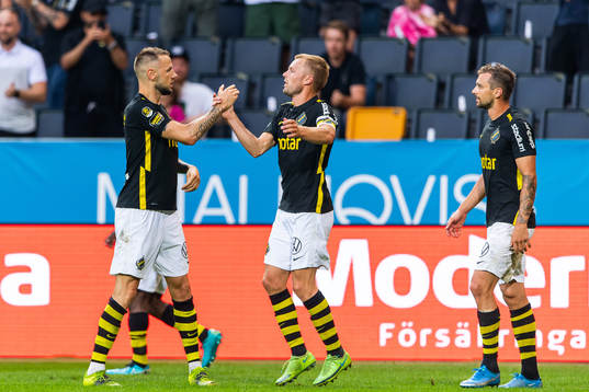 s Alexander Milosevic jublar med Sebastian Larsson