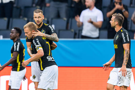 s Alexander Milosevic jublar med Sebastian Larsson