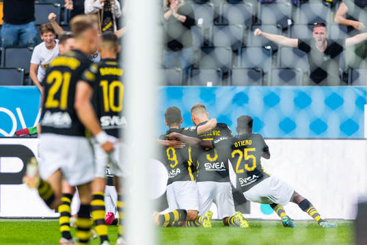 s Alexander Milosevic jublar med lagkamrater