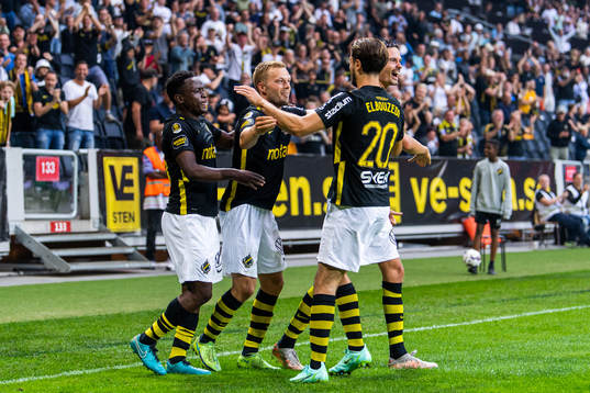 s Sebastian Larsson jublar med lagkamrater