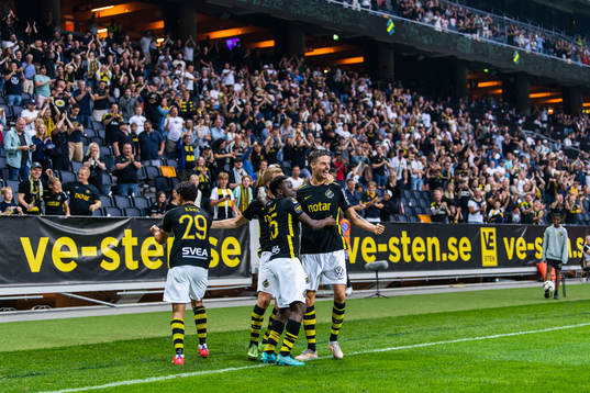 s Sebastian Larsson jublar med lagkamrater