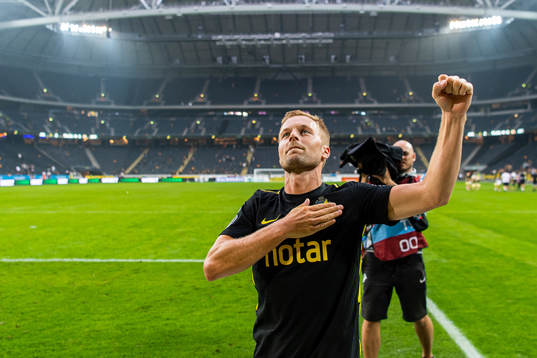 s Sebastian Larsson jublar mot fansen
