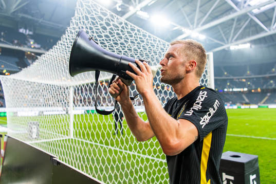 s Sebastian Larsson med en megafon