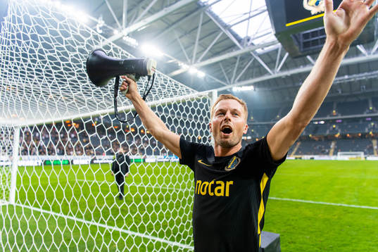 s Sebastian Larsson jublar