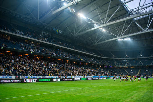s spelare jublar framför supportrarna