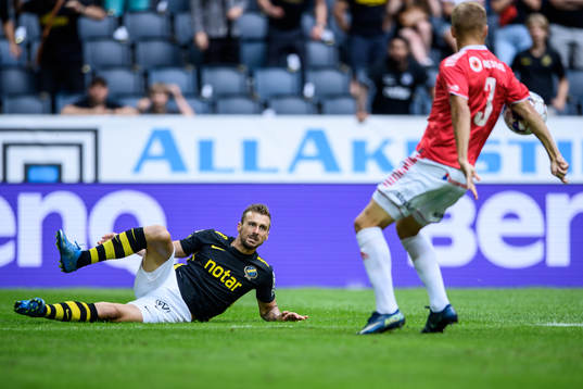 s Filip Rogic och Kalmars Sebastian Ring i en