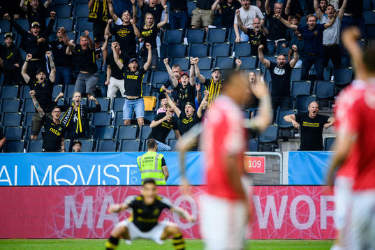 s supportrar jublar i samband med att Alexander Milosevic