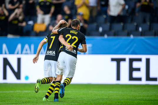 s Sebastian Larsson och Filip Rogic jublar