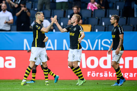 s Alexander Milosevic och Sebastian Larsson jublar