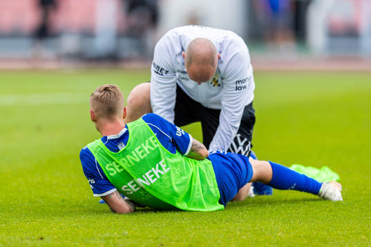 IFK Göteborgs Sebastian Eriksson får behandling