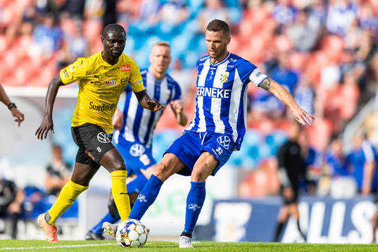 Mjällbys Enock Kofi Adu och IFK Göteborgs Marcus Berg