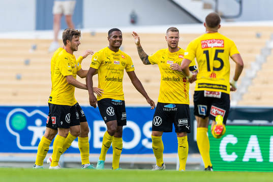 Mjällbys Neftali Benedic Manzambi jublar med lagkamrater