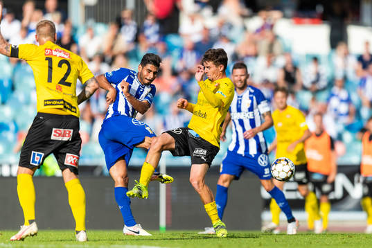 IFK Göteborgs Hosam Aiesh skjuter