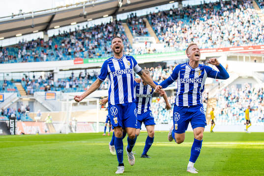 IFK Göteborgs Marcus Berg jublar bredvid Oscar Wendt