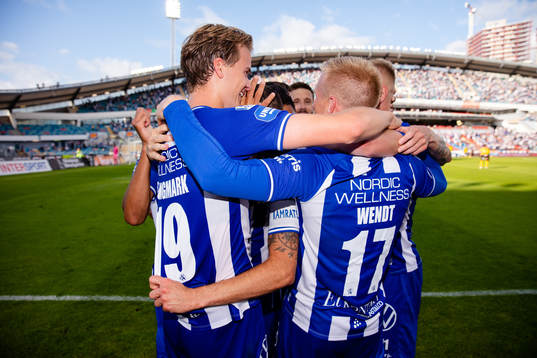 IFK Göteborgs Marcus Berg i mitten jublar med lagkamrater