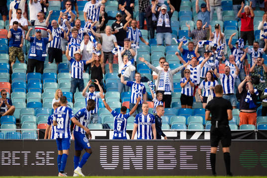 IFK Göteborgs Alexander Jallow jublar med lagkamrater