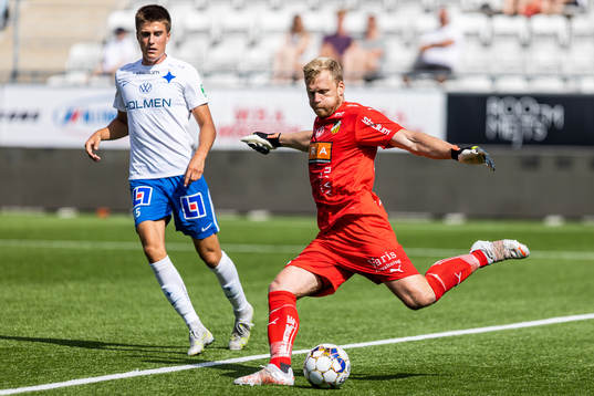 IFK Norrköpings Carl Björk och Häckens målvakt Peter