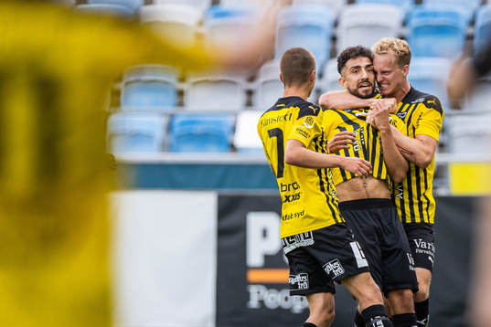 Häckens Daleho Irandust (mitten) jublar med Leo Bengtsson