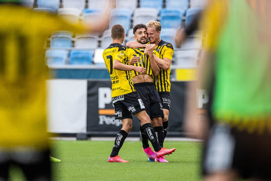 Häckens Daleho Irandust (mitten) jublar med Leo Bengtsson