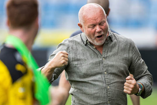 Häckens tränare Per-Mathias Högmo jublar