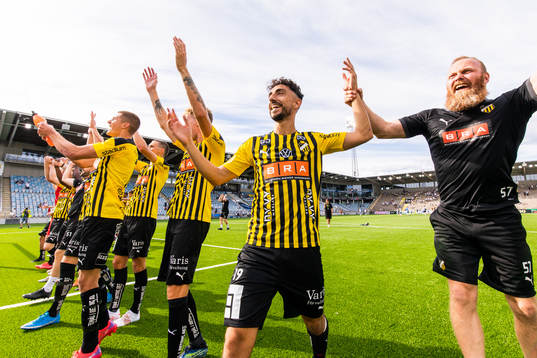 Häckens Daleho Irandust jublar med lagkamrater