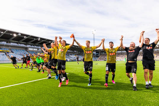 Häckens Samuel Gustafson och Daleho Irandust jublar med