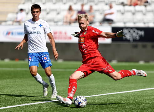 IFK Norrköpings Carl Björk och Häckens målvakt Peter