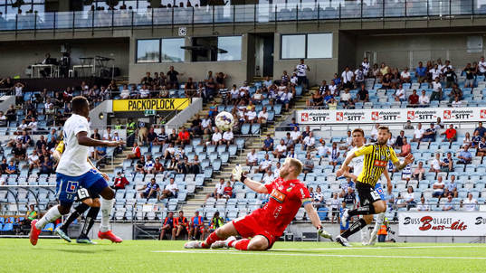 IFK Norrköpings Ishaq Abdulrazaq och Häckens målvakt