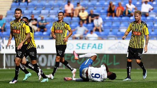 Häcken-spelare och liggande IFK Norrköpings Samuel