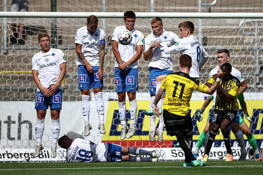 IFK Norrköpings spelare täcker frispark