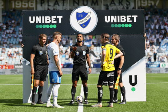 Domare Mohammed Al-Hakim singlar slant med IFK Norrköpings