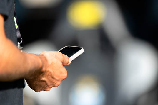 En mobiltelefon före fotbollsmatchen i Allsvenskan mellan