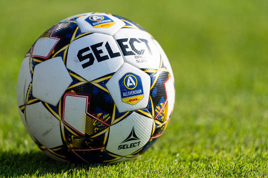 En fotboll före fotbollsmatchen i Allsvenskan mellan