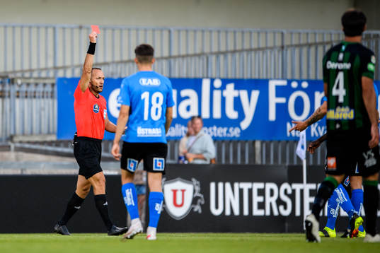 domare Kaspar Sjöberg visar ett rött kort till Halmstads