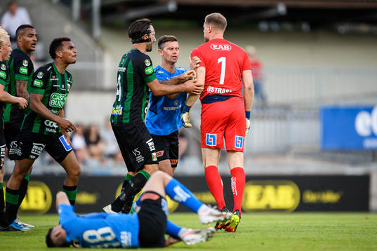 Varbergs spelare i bråk med Halmstads målvakt Malkolm