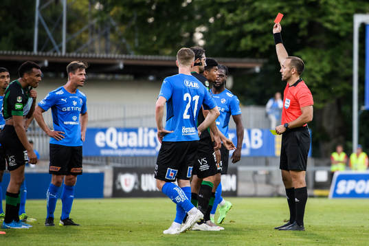 Varbergs Luke le Roux får ett rött kort av domare Kaspar