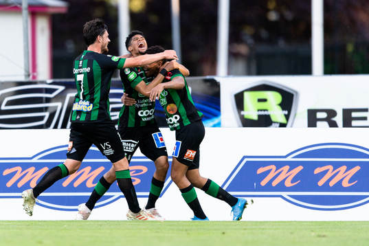 Varbergs Ryan Moon jublar med lagkamrater