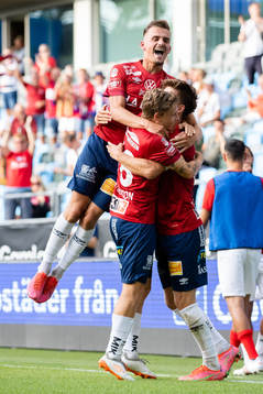 Örgrytes Daniel Paulson jublar med Anton Andreasson och