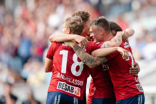 Örgrytes Ajdin Zeljkovic jublar med lagkamrater