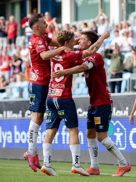 Örgrytes Daniel Paulson jublar med Anton Andreasson och