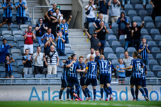 Djurgårdens Hampus Finndell jublar med lagkamrater