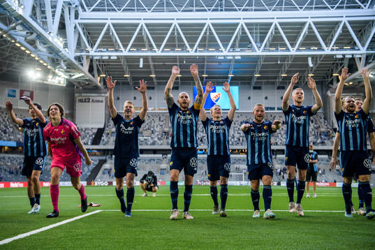 Djurgårdens Magnus Eriksson jublar framför publiken