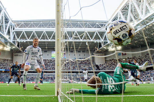 Djurgårdens Emmanuel Banda gör 5-1 bakom Sirius Dennis