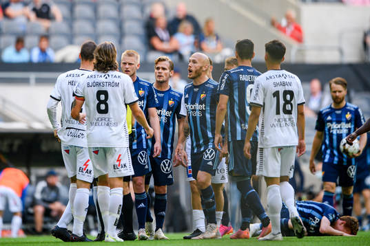 Djurgårdens Magnus Eriksson i samtal med Sirius Adam