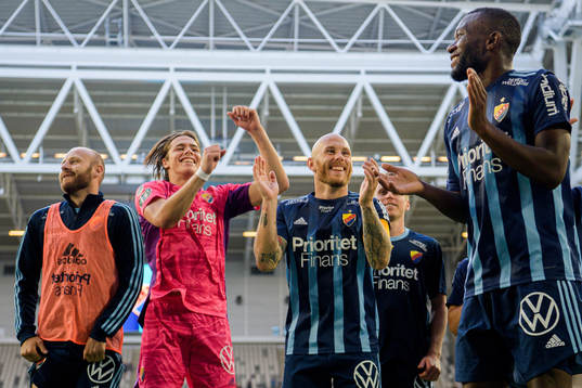 Djurgårdens Curtis Edwards , målvakt Jacob Widell