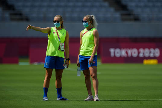 Magdalena Eriksson and Hanna Glas of the Swedish national